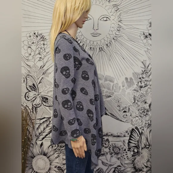 EUC Y2K XS Hot Topic Gray Skull Pattern Women's Cardigan Sweater - Picture 4 of 7
